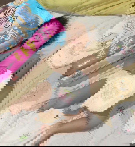 ผ้าอ้อมรุ่นนี้ใช้ดีนะ อยากแนะนำเลยค่ะ MamyPoko Pants Premium Extra Dry เราให้น้องใส่ทั้งคืน แผ่นเดียวเอาอยู่ค่ะ ไม่มีไหลเลอะให้แม่ปวดหัว เพราะมีแนวซึมซับ สปีด แอร์ เวฟ ช่วยซึมซับปัสสาวะได้เร็วมาก ระบายความอับชื้นดีมากๆ เลยค่ะ (แต่ก่อนซักที่นอน ซักผ้าอ้อมแ