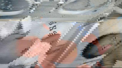 ถามแม่ๆค่ะ น้องคลอดก่อนกำหนด 1สัปดาห์ หรือ 36W และน้องมีอาการหายใจแรง จนต้องใช้เครื่องช่วยหายใจ ลูกบ้านไหนเคยเป็นบ้างคะ แม่เครียดมากเลยค่ะ