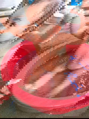 ลูกๆบ้านไหนชอบแช่น้ำเวลาร้อนบ้างคะ💦🥰