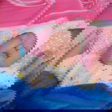 Anak bayi dri bru lahir belekan