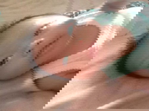 Mau tanya ada yg sama ngak kaya anak saya.??Umur 1bln8Hari udah bisa ngoceh kalo di ajak nomong..??