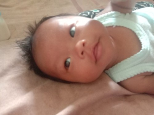 Mau tanya ada yg sama ngak kaya anak saya.??Umur 1bln8Hari udah bisa ngoceh kalo di ajak nomong..??