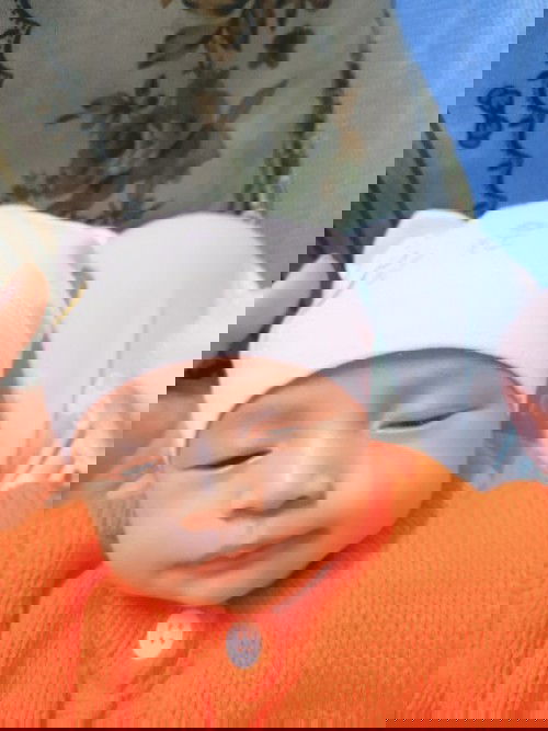 Sinh bé được  1thang.Con lên được  1ki.Beo quà các mom ,cho em xin ý kiến cho bé lên kí đi ạ,em cam