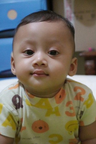 Bayi 8 bulan belum bisa merangkak & anggong2, apakah perkembangannya lambat ?