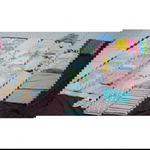 Perlengkapan baju bayi.