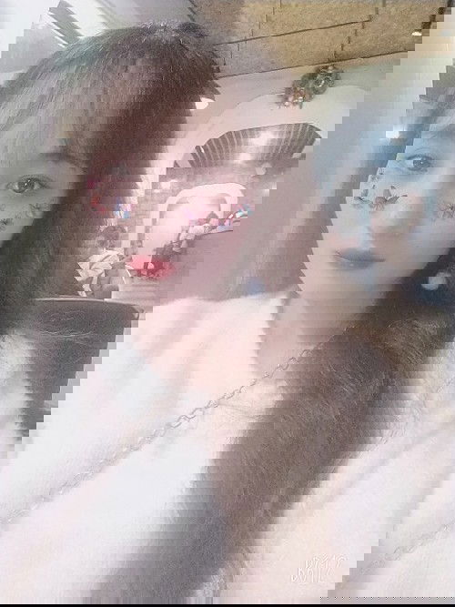 M bầu đk gần 4 tháng, mà nay m tính đi duỗi tóc , nhưng k biết      có ảnh hưởng tới e bé k ạ.