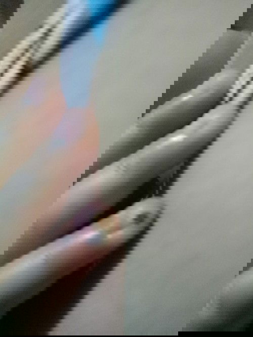 May nana si baby sa daliri. Pls help