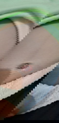 Lobang pusat merah dan basah