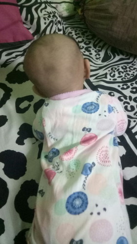 Nak tanya sikit, kalau baby baru bljar meniarap mmg mcm ni ke? Bru 2-3 hari boleh angkat sikit2
