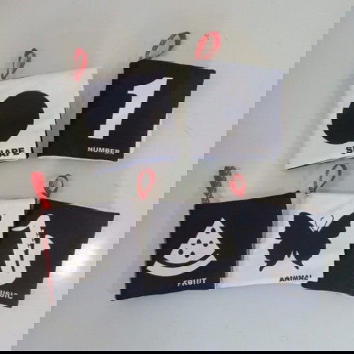 Buku Hitam Putih Merah Monokrom