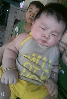 Mấy mon cho e hỏi con e 4th cứ hay chảy nước mắt sống bên phải có làm sao k ạ