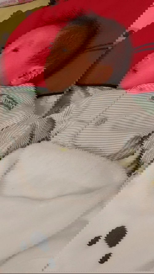 Bayi tidur , kepala miring ?