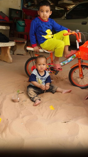 ลูกชายชอบเล่นน้ำ เล่นดิน