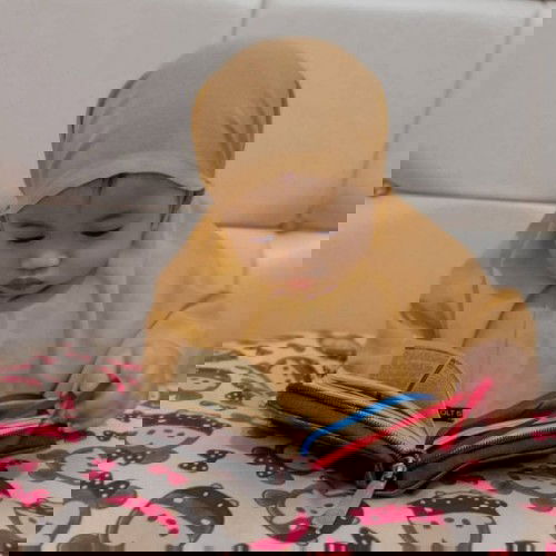 Semoga jadi anak sholihah ya, Nduk. Its ok Baby Haneen 10 bulan baru mau tumbuh gigi lagi gtm.😘