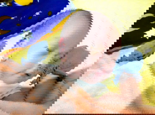 Bayi tidur kepalanya miring bikin kepala peyang?