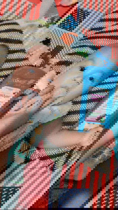 membersihkan lidah bayi