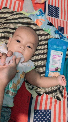 membersihkan lidah bayi