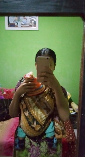 Cara menggendong M-shape