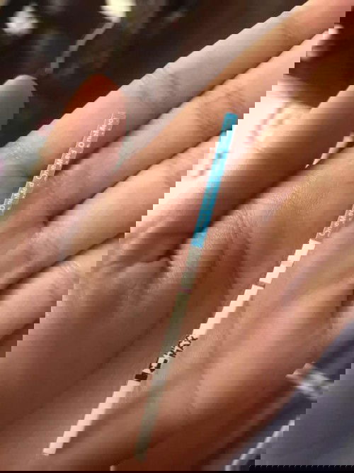 Garis test line berwarna merah terang, dan pada control line samar