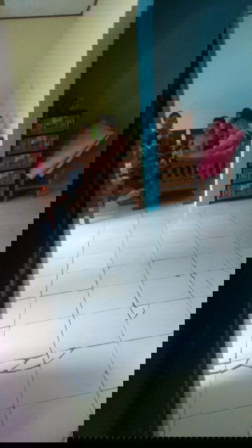 Saya hamil  jalan mau 6 bulan tapi ada yg bilang perut belum keliatan nonjol,, kira² kenapa ya??