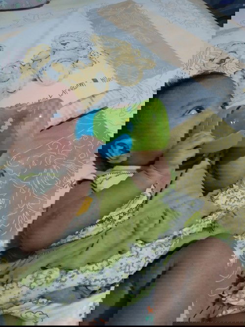 Cara mengajarkan Si Kecil minum dari botol dot