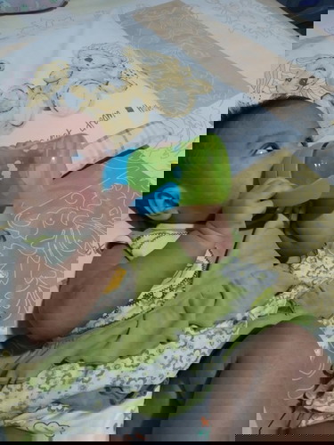 Cara mengajarkan Si Kecil minum dari botol dot