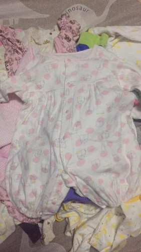 อยากส่งต่อเสื้อบอดี้สูทขาเว้า รอมเปอร์เด็ก 0-3/3-6 ค่ะ มือ2 ขอคนไม่ซีเรียสนะคะ อาจมีตำหนิบ้าง ให้บ้านละ 5-6 ตัว 4 บ้านค่ะ สนใจคอมเมนท์ได้เลยค่ะ