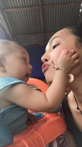Mommy, let me kiss😘😍