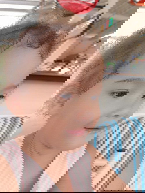 น้องมาลีสองขวบ หกเดือน น้องไปโรงเรียนแล้ว พูดได้เยอะขึ้น ทานข้าวด้วยตัวเอง ล้างมือเช็ดมือเป็น