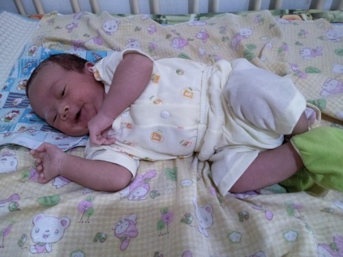 Bayi miring miring minta tengkurap