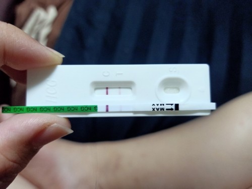 รบกวนช่วยดูให้หน่อยนะค่ะ ถ้าขึ้นแบบนี้ท้องมั้ยค่ะพี่ๆน้องๆ มันขึ้นจางๆแต่มองก็เห็นเป็นสองขีดค่ะ
