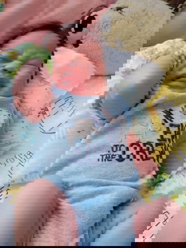 น้อง1เดือน2วันค่ะ..ช่วงนี้น้องนอนนิดเดียวเอง..แป๊บเดียวก็ตื่น..เพราะหิว