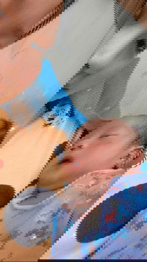 เด็กน้อยติดมือ