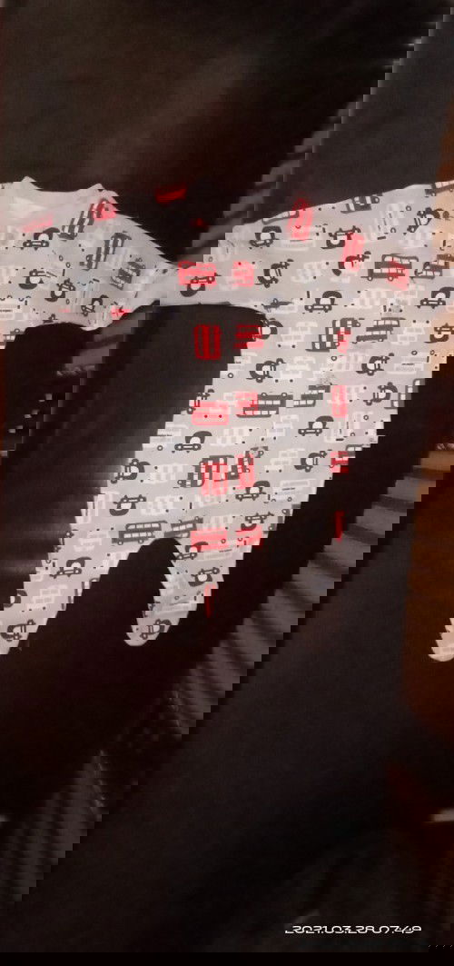 Dijual baju layak pakai hanya beberapa kali pakai, dijual karena kekecilan