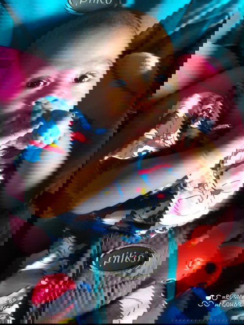 Gigit tangan dan suka melet