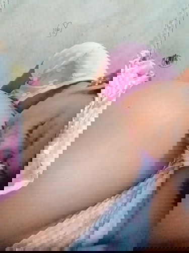 Masakit po ung kanang balakang hanggang pwet pag tatayo parang naipitan ako ng ugat. Masakit