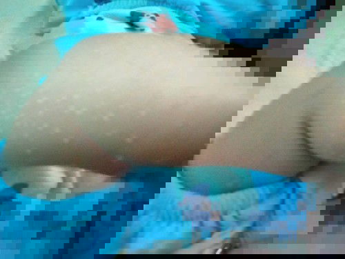 Bayi berkeringat saat nenen