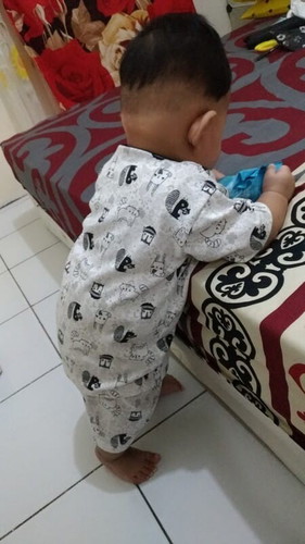 Anak bayi berdiri
