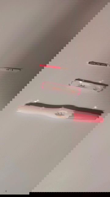 assalamualaikum bunda2, ada yg ngalamin kya saya ga baru telat seminggu hasil testpack garis 2