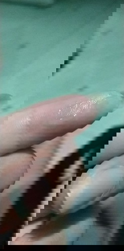 Hồi 9h đêm hôm qua em có ra ít NC bị ướt quần với ra cái này , ngủ giấc giờ đau bụng như có kinh