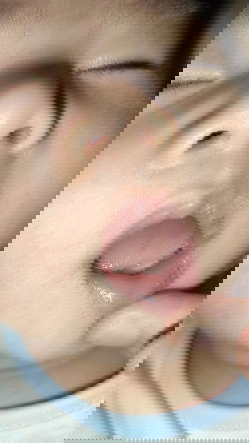 Bé nhà em lưỡi như này có bình thưongf ko các mom e thấy màu lưỡi bợt bợt bé 2 tháng