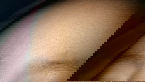 Warna putih di bagian wajah