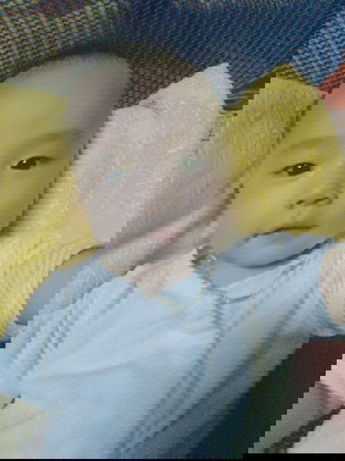 Bé chuẩn bị ăn dặm