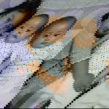 Anak dengan jarak dekat..