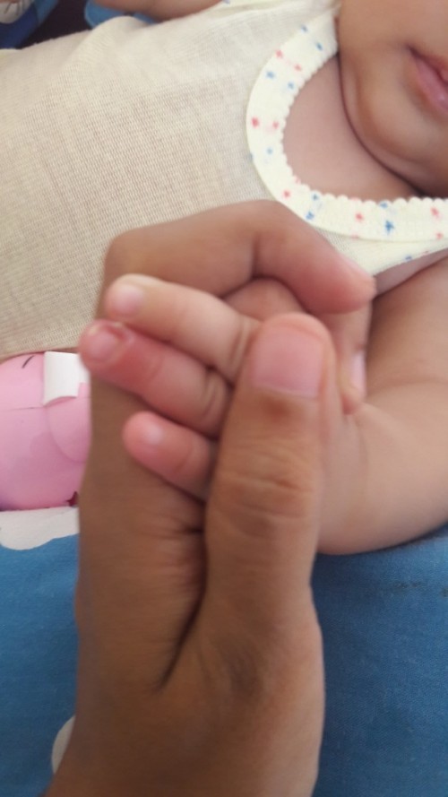 Anak saya usia 2bln 22 hari...jari tangannya sakit kayak gitu n telinganya kalau dipakaiin anting