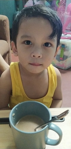 Bakit kaya Ang anak ko madalas niyang binabasa ng laway Ang kamay nya tapos ikakamot sa mata?