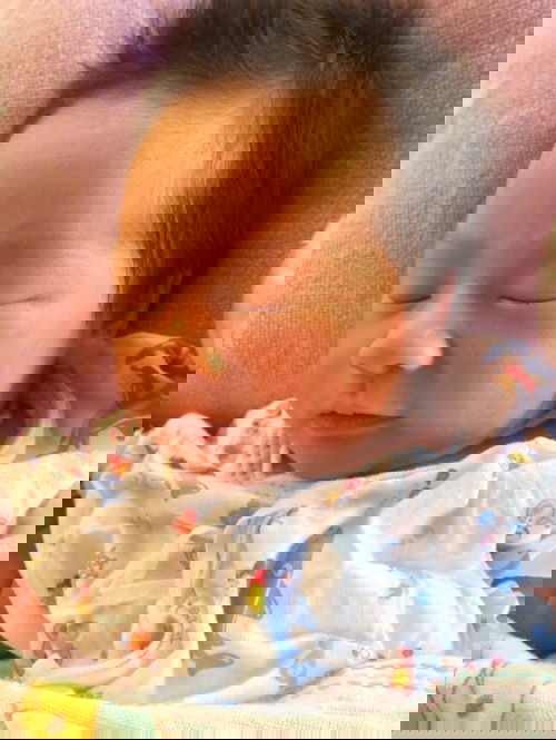 แม่ๆค่ะพอดีน้องพึ่งคลอดไม่กี่วันตอนกลางคืนต้องปลุกน้องดื่มนมไหมค่ะ