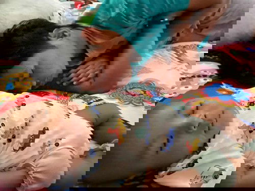 Di luar lagi gerimis, mendung adem, ditambah suami dan anak lelap kek gini. Lanjut beresin rumah atau ikutan tidur?? 😂😂