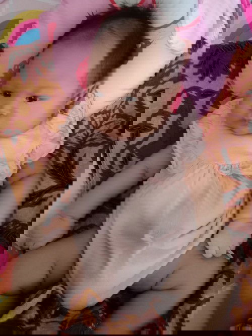 Menangis saat dipakaikan baju