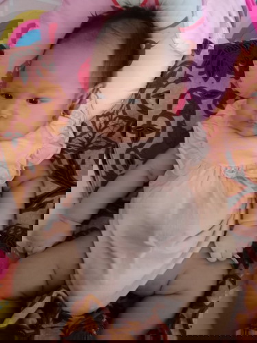 Menangis saat dipakaikan baju